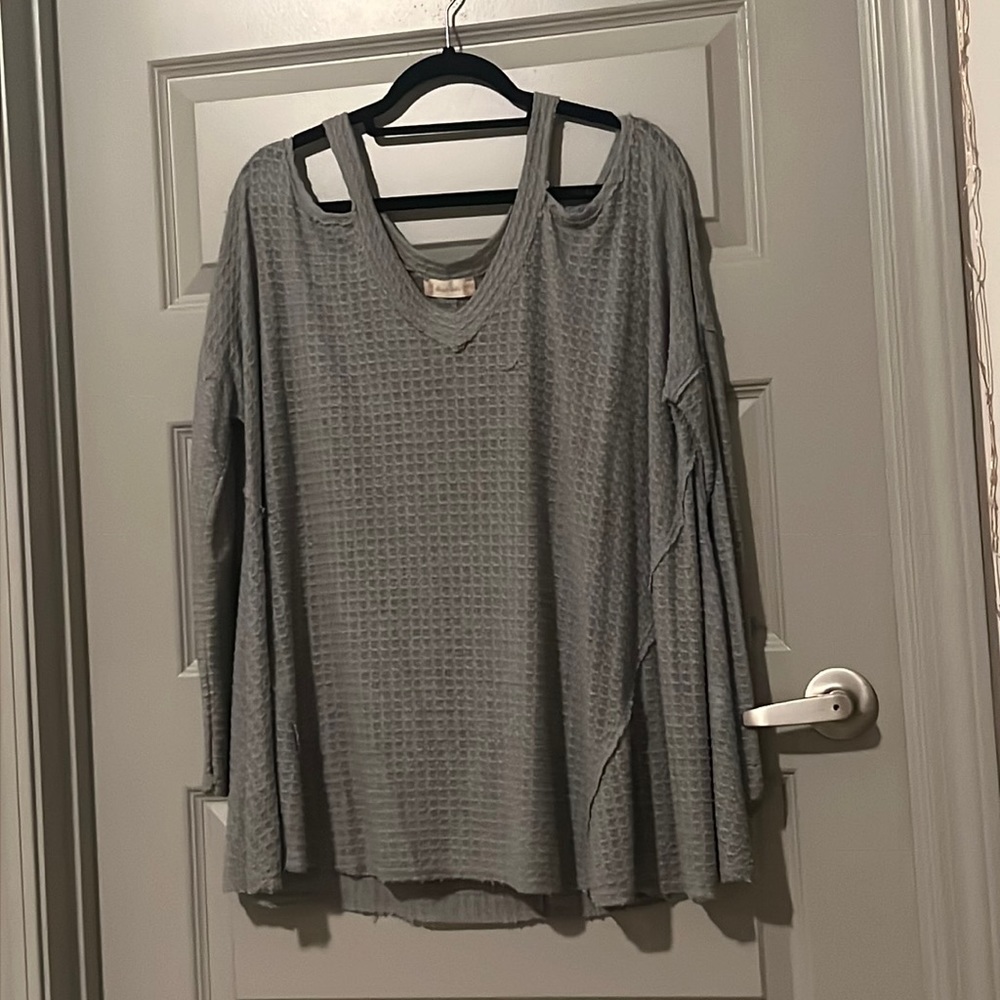 Grey waffle cutout sleeve. L